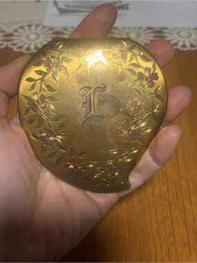 Vintage 1952 Elgin American Gold Tone Floral Powder Compact – Made in Canada